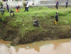 Hari Jadi Kota Pasuruan, Anggota Kodim Bersihkan Sungai