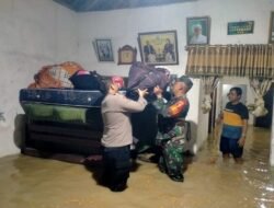 Sinergi Polisi dan TNI Evakuasi Warga Terdampak Banjir