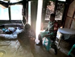 Babinsa Berikan Bantuan ke Warga Tidak Mampu