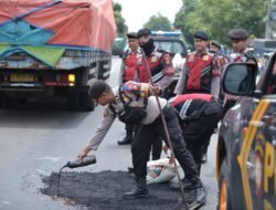 Cegah Kecelakaan, Polres Situbondo Tambal Jalan Berlubang