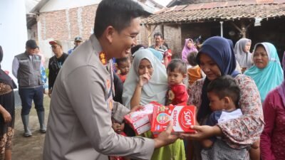 Kapolres Probolinggo Salurkan Sembako ke Korban Banjir Bandang