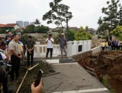 Zeni TNI AD Perbaiki Jembatan di Kemang Pratama Bekasi