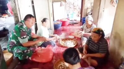 Babinsa Kalirejo Lakukan Pendampingan UMKM Cilok