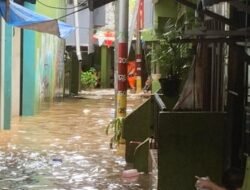 Warga Kebon Pala Jaktim Jalani Puasa Pertama di Tengah Banjir