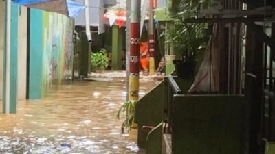 Warga Kebon Pala Jaktim Jalani Puasa Pertama di Tengah Banjir