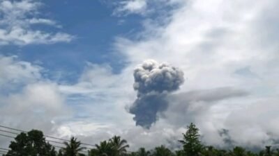 Semburkan Abu Vulkanik Setinggi 3.000 Meter, Gunung Dukono di Halmahera Utara Meletus