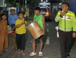 Anggota Polres Pasuruan Dampingi Remaja Bangunkan Sahur