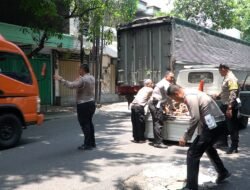 Cegah Laka Lantas, Polisi Tambal Jalan Berlubang di Pasuruan