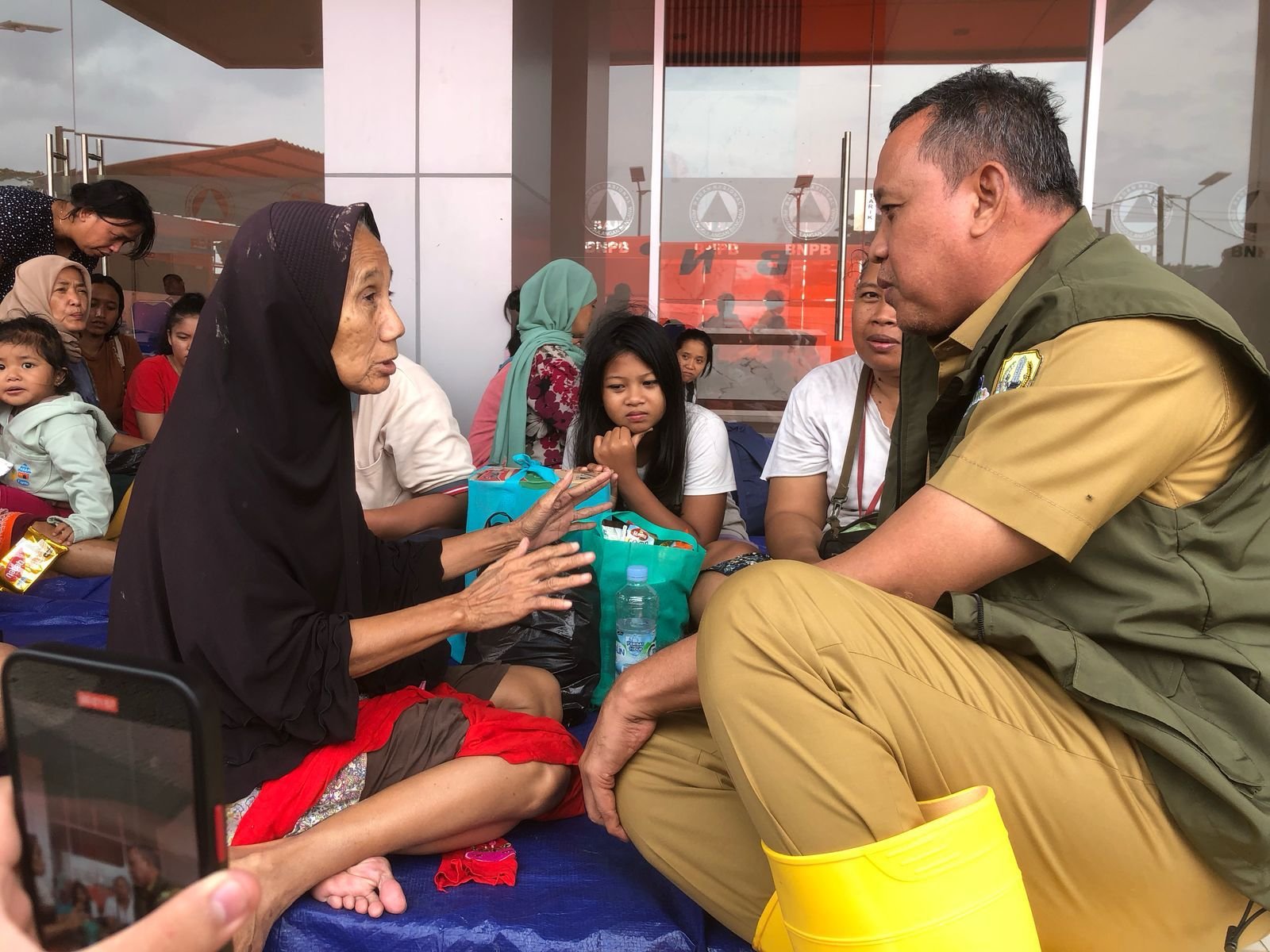 Wali Kota Bekasi Dr Tri Adhianto Menemui Penyintas Banjir