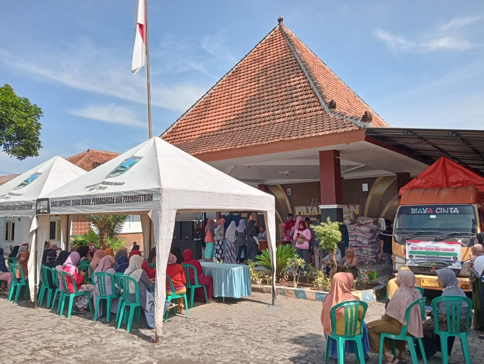 Operasi Pasar Bersubsidi di Kecamatan Pajarakan, Kabupaten Probolinggo