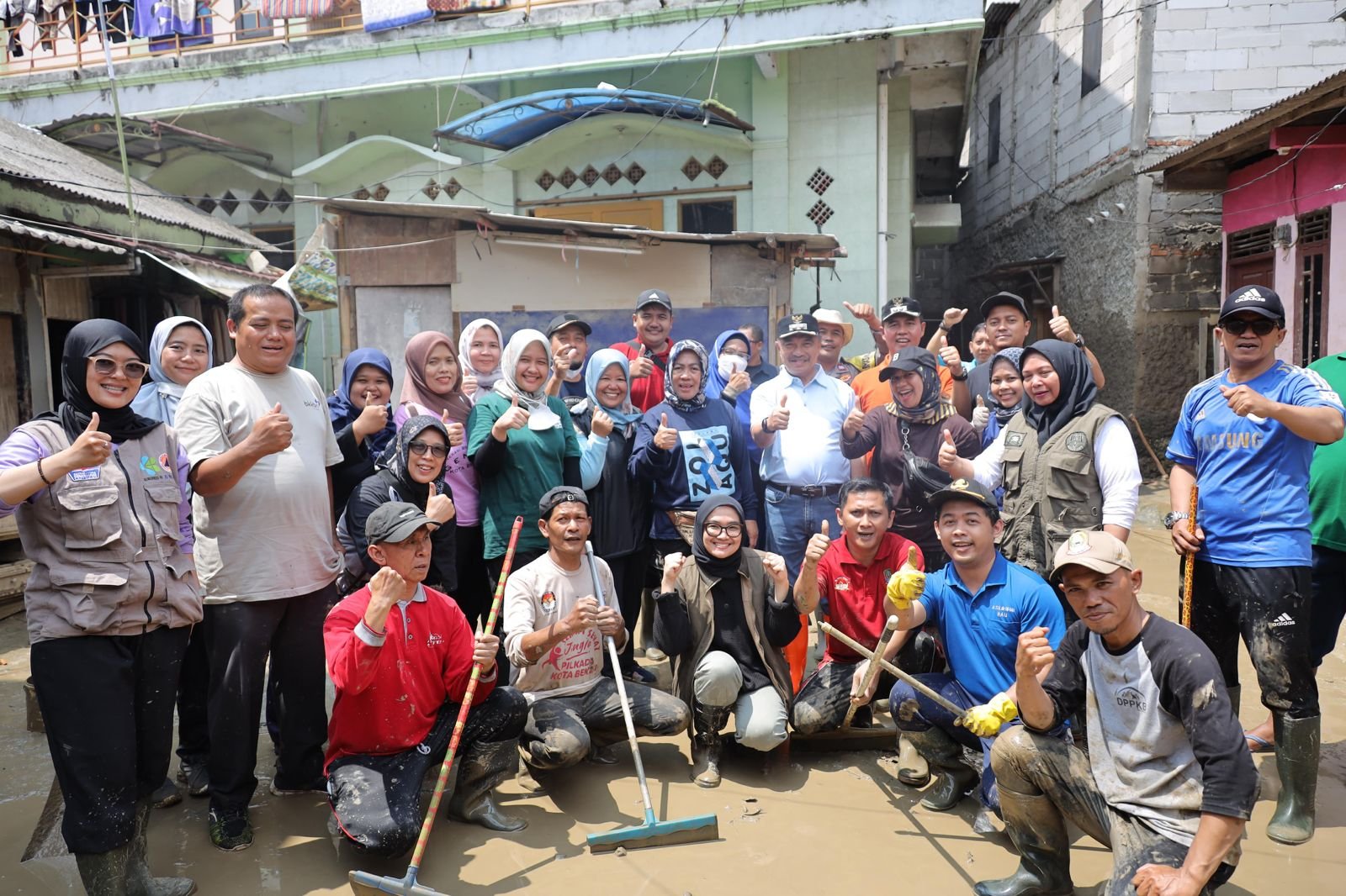 Wakil Wali Kota Abdul Harris Bobihoe meninjau langsung Kampung Lebak Teluk Pucung Bekasi Utara