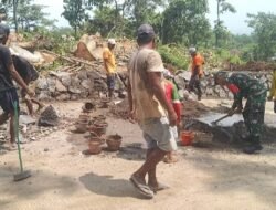 Cegah Longsor, Babinsa Gempol dan Warga Membuat Tanggul