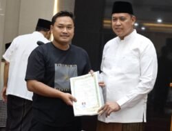 Tarawih Keliling, Tri Serahkan Ijazah Siswi yang Tertahan 10 Tahun