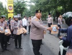 Polres Pasuruan Bagikan 100 Paket Takjil kepada Pengendara