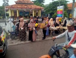 Berkah Puasa, Koramil Paiton Membagikan Takjil Gratis