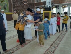 BKM Agung H. Achmad Bakrie Beri Bantuan Kepada Dhuafa dan Anak Yatim