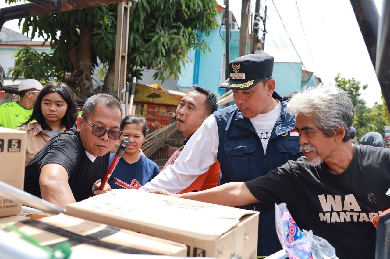 Walikota Bekasi, Tri Adhianto Bagikan Alat Kebersihan ke Warga