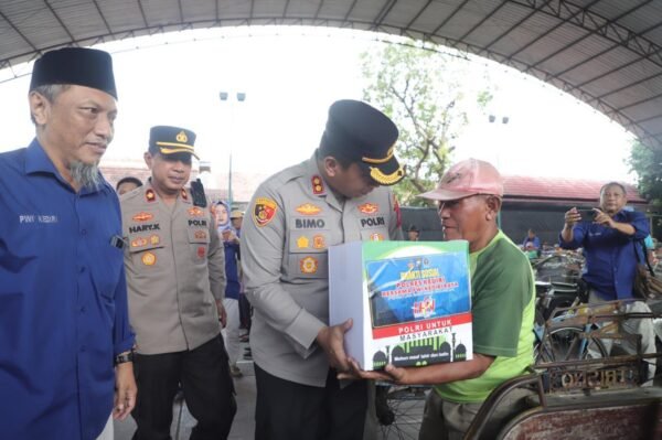 Peringati HPN Kapolres Kediri AKBP Bimo Arianto Memberikan Bingkisan Lebaran