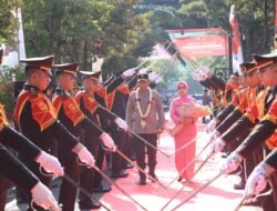 Tradisi Pedang Pora Sambut Irjen Pol Nanang Avianto