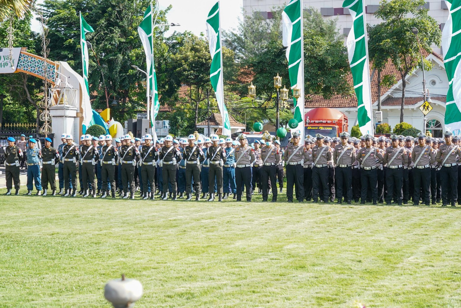 apel Ops Ketupat Semeru 2025 yang dipimpin langsung oleh Kapolri, Jenderal Pol Listyo Sigit Prabowo di Halaman Gedung Negara Grahadi, Surabaya