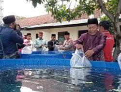 Kapolsek Purwodadi Tebar Ribuan Benih Ikan di Mapolsek