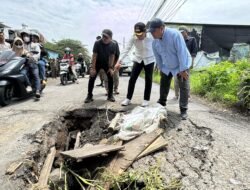 Bupati Sidoarjo Subandi Sidak Jembatan Ambles di Desa Banjarsari