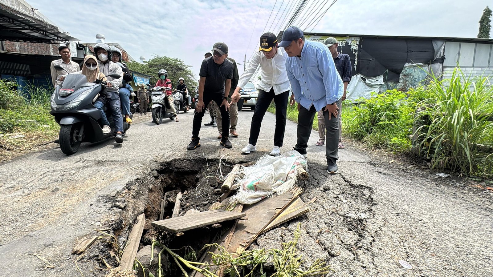Bupati Sidoarjo Subandi Sidak Jembatan Ambles di Desa Banjarsari