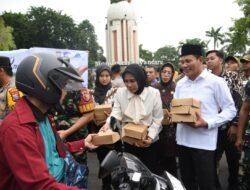 Forkopimda Sidoarjo Bagikan 4 Ribu Takjil