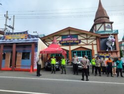 Babinsa Prigen bersama Tiga Pilar Amankan Pos Pam Lebaran