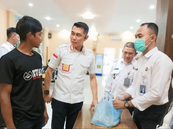 Tingkatkan Kewaspadaan, Kalapas Jember Pantau Layanan Kunjungan