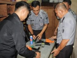 Lapas Jember Rutin Rawat Senpi dan Peralatan Keamanan 