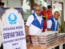 Hiswana Migas DPD III Berbagi Takjil untuk Pemudik di SPBU