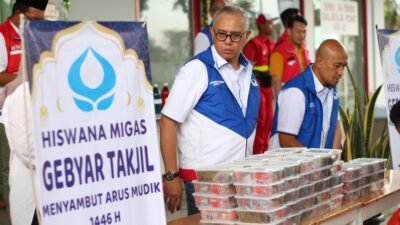 Hiswana Migas DPD III Berbagi Takjil untuk Pemudik di SPBU