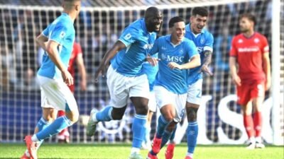 Napoli Kalahkan Fiorentina 2-1, Tempel Ketat Inter Milan