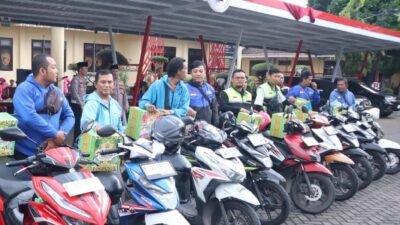 Polres Situbondo-Bhayangkari Berbagi Ratusan Bingkisan Ramadhan Bagi Pengemudi Ojol