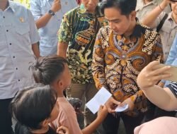 Ke Solo, Gibran Bagikan Amplop Lebaran