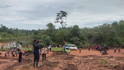 Masyarakat Marok Tua Bersama Himelaya Lingga Segel Stokpile Bauksit PT Hermina Jaya