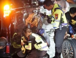 Sigap Polantas Polres Tuban Bantu Pemudik yang Alami Pecah Ban