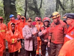 Cuaca tidak mendukung, Tim Evakuasi Tunda Pencarian Korban Longsor di Pacet
