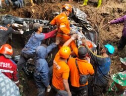 Kodim Mojokerto Terjunkan Tim Evakuasi Korban Longsor di Pacet