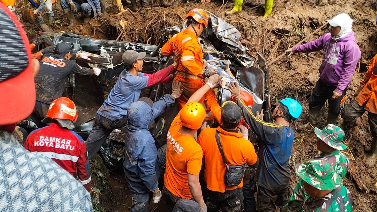 Kodim 0815/Mojokerto Terjunkan Tim untuk Evakuasi Korban Longsor di Pacet