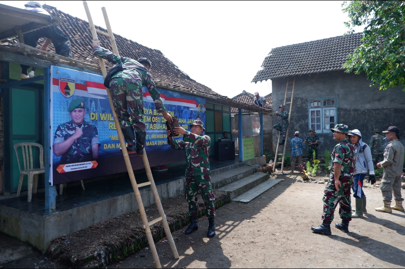prajurit TNI pun dikerahkan untuk mulai merenovasi bangunan panti asuhan yang berlokasi di Dusun Krajan