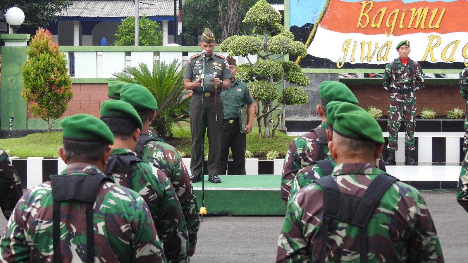 Komandan Kodim 0819 Pasuruan, Letkol Arh Noor Iskak, S.T., memimpin upacara bendera 17-an yang berlangsung khidmat di Makodim