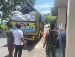 Babinsa Koramil Bangil Dampingi Penyaluran Bantuan Benih Padi