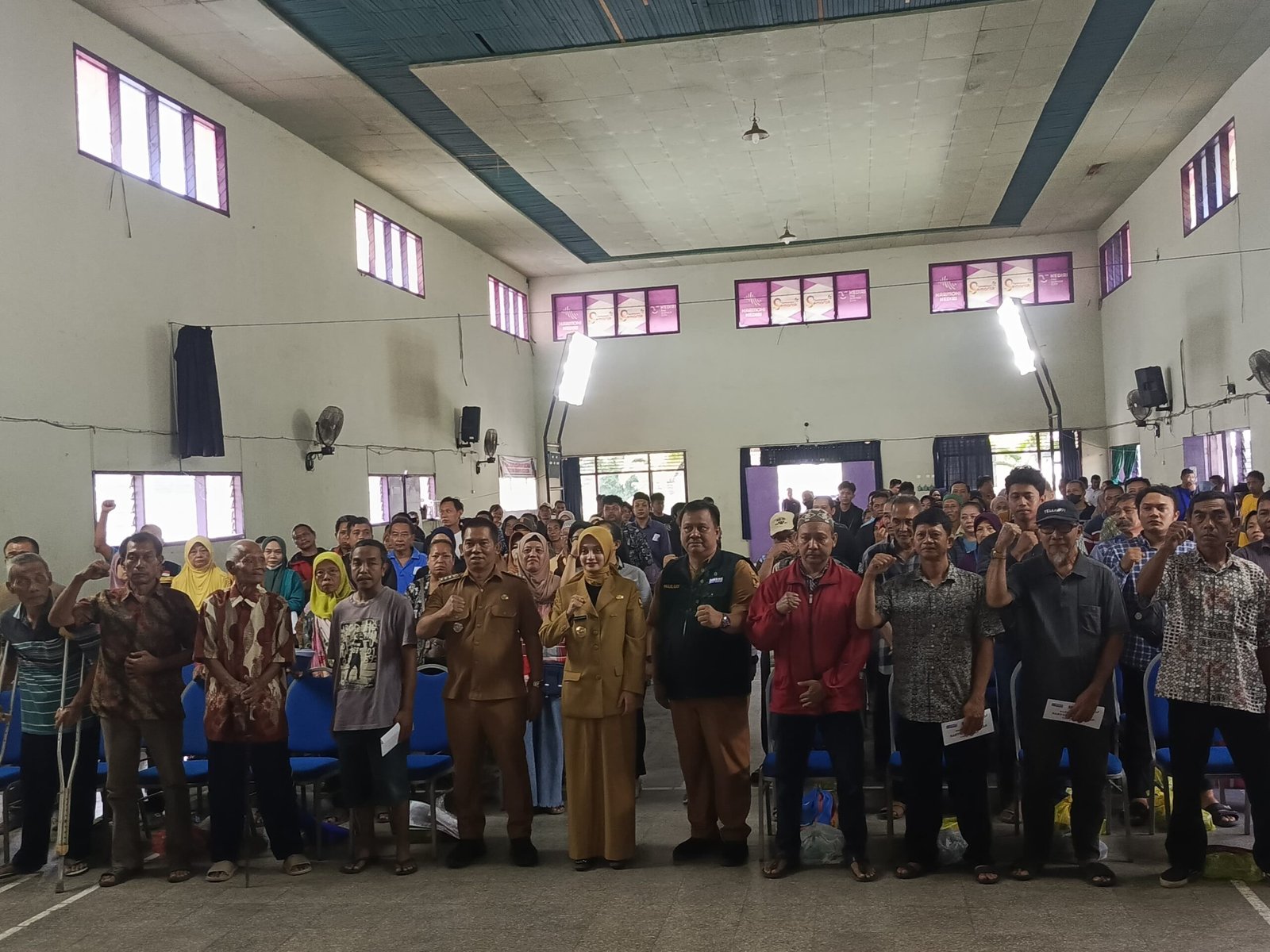 Wali Kota Kediri Vinanda Prameswati bersama Kadinsos saat memberikan bantuan santunan kematian, di Aula Kelurahan Semampir