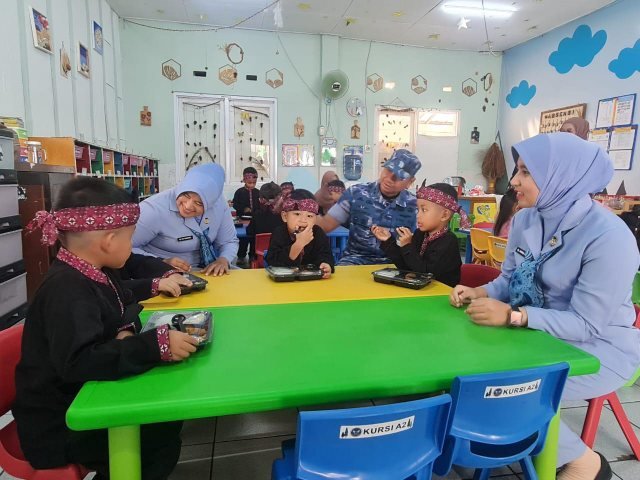 Cegah Stunting Anak Usia Dini, Lanud Husein Sastranegara Bagikan Makanan Bergizi