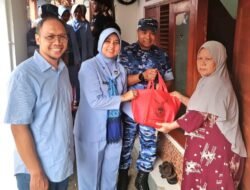 Peringati HUT ke-74 Koopsud I, Lanud Husein Sastranegara Bagikan Sembako ‘Door to Door’ ke Warga