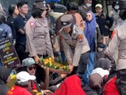 Polisi Berbagi Gorengan di May Day, Netizen: Ini Baru Humanis