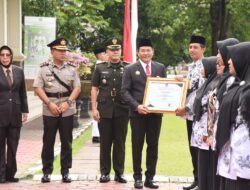 Hardiknas, Bupati Subandi Beri Penghargaan ke Guru dan Siswa