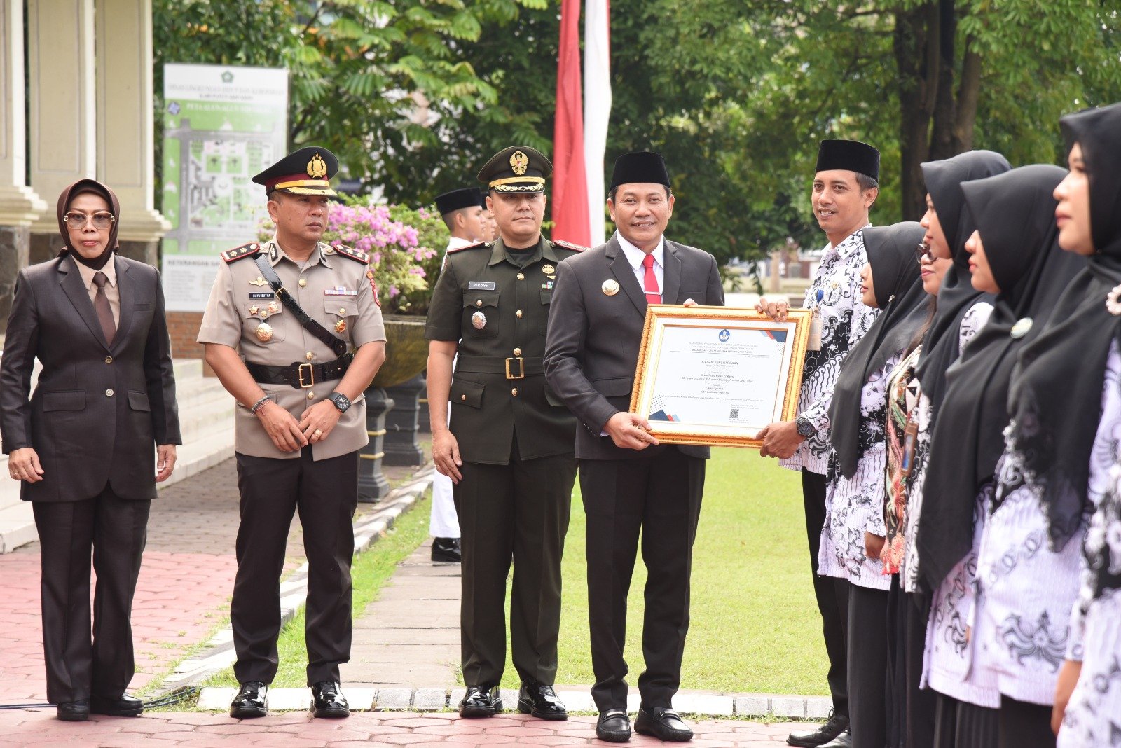 Bupati Sidoarjo Subandi menyerahkan berbagai penghargaan kepada guru dan siswa di sela peringatan Hari Pendidikan Nasional, Jumat
